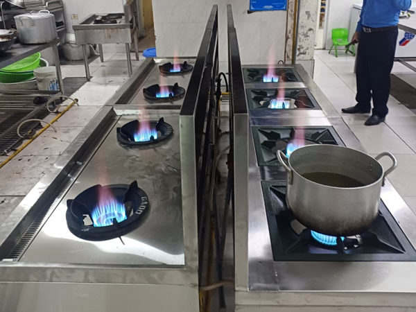 Hình ảnh bếp á do Inox Nam Việt thi công lắp đặt tại công trình