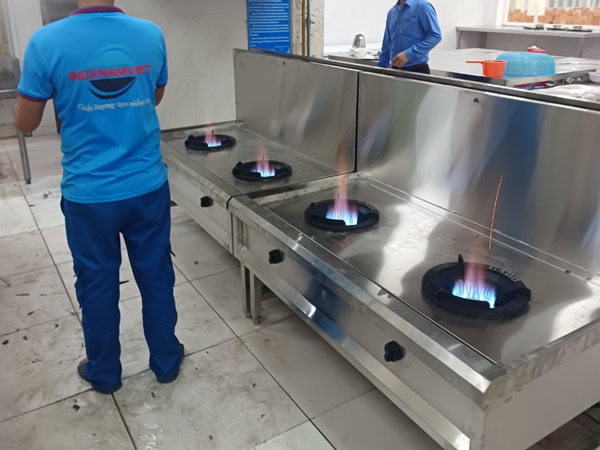 Bếp á công nghiệp do Inox Nam Việt có ngọn lửa cháy xanh, mạnh tại công trình