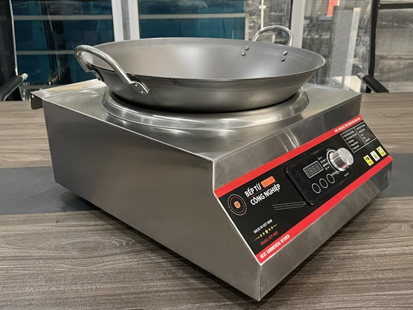 Bếp từ công nghiệp 5000W mặt lõm góc nhìn nghiêng, có chảo