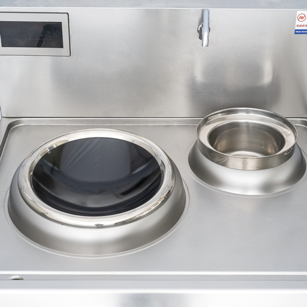 Cận cảnh chi tiết bếp từ công nghiệp đơn mặt lõm có bầu nước