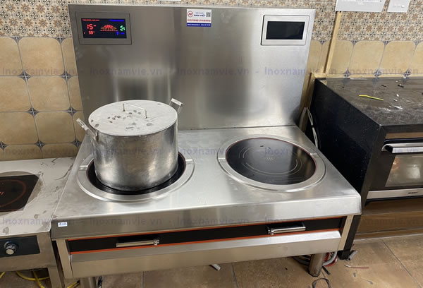Ảnh thực tế bếp từ công nghiệp măt phẳng đang đun nấu