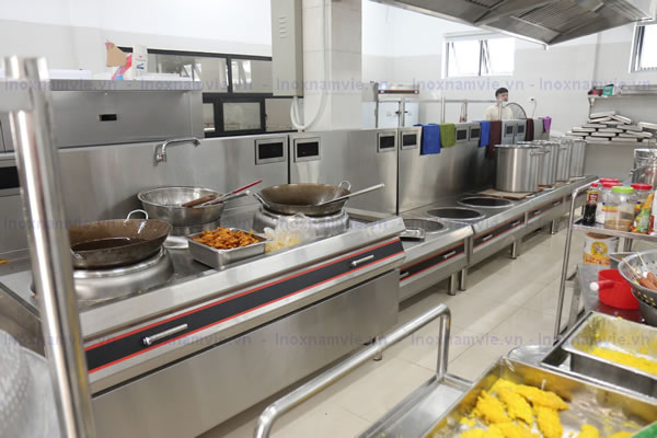 Hình ảnh bếp từ công nghiệp tại không gian nhà bếp do Inox Nam Việt trực tiếp thi công lắp đặt