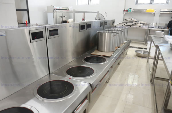Bếp từ công nghiệp mặt phẳng tại công trình do Inox Nam Việt thi công lắp đặt