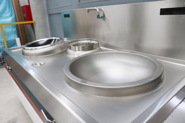 Cận cảnh bếp xào điện từ mặt kính lõm và trực tiếp