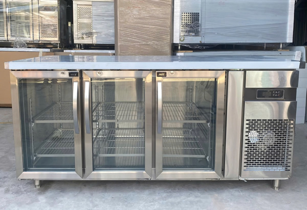 Hình ảnh thực Bàn mát công nghiệp 3 cánh kính 1m8