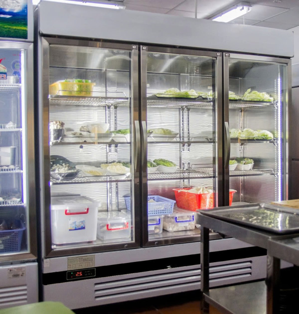 Hình ảnh thực tế tủ mát công nghiệp 3 cánh kính 1750L