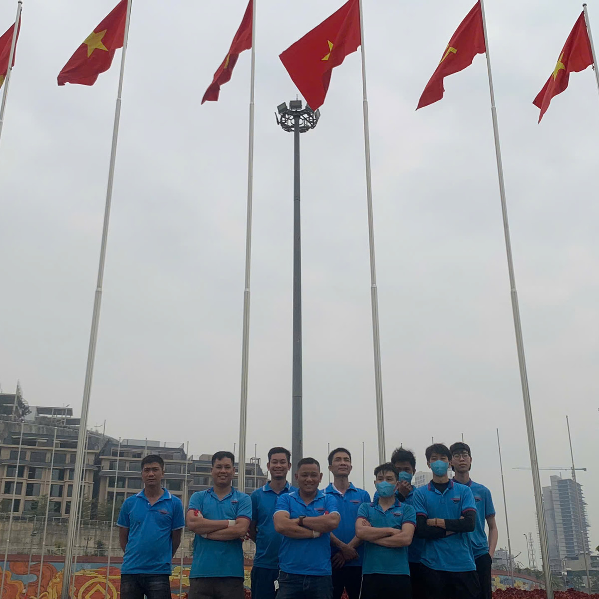 Cột cờ inox ngoài trời lắp đặt tại công trình thực tế