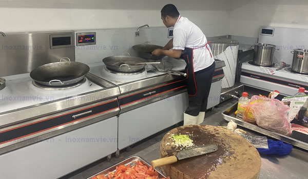 Bếp từ công nghiệp mặt lõm đang được sử dụng xào nấu trong bếp